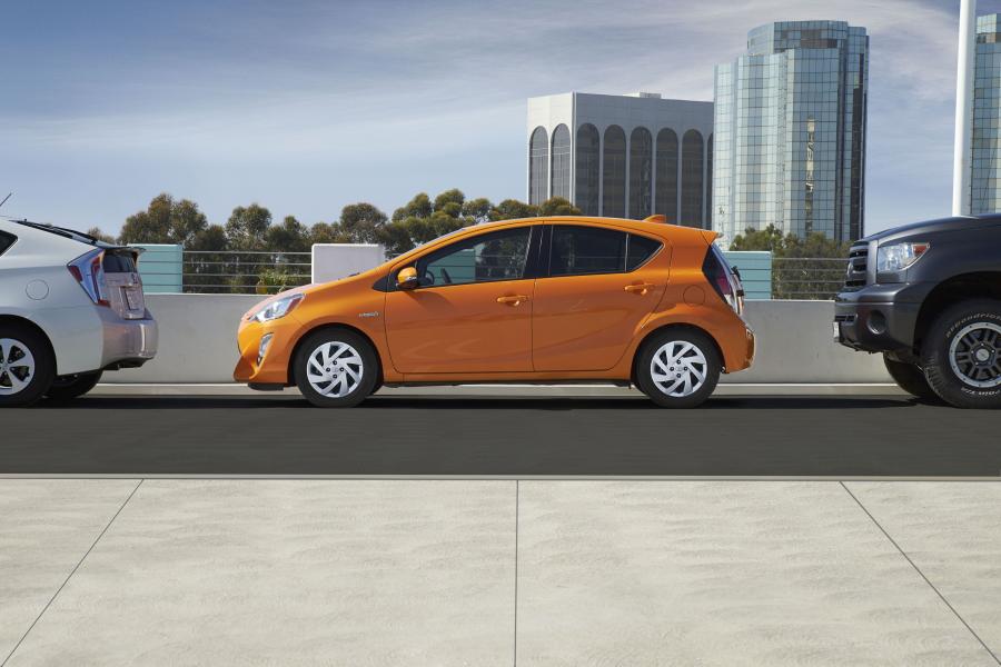  Toyota Prius c 2015 года  (фото 9 из 12)